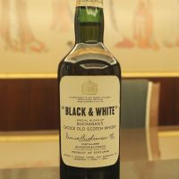 Black & White blended whisky bottled 1960s 黑白狗 彈弓瓶 絕版老品 (760ml 43%)