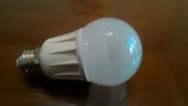 可調光8W LED燈泡